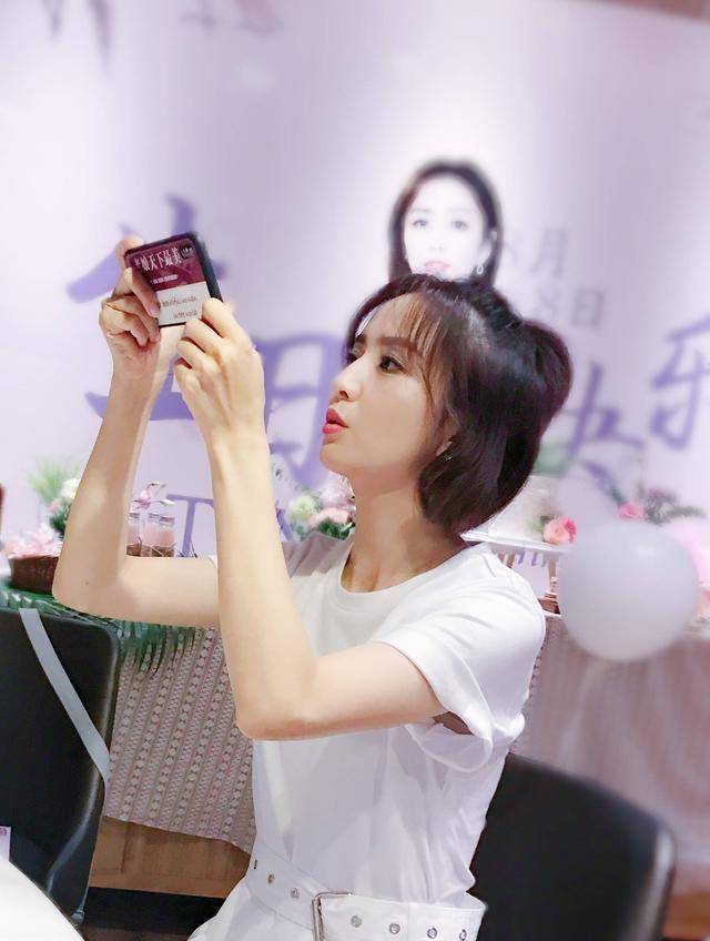 佟丽娅扎半丸子头庆生,穿白色look看起来像中学生,真的34岁啦?