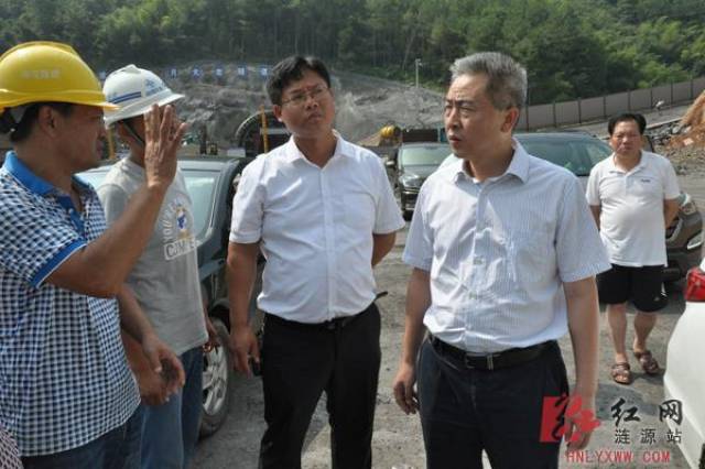 涟源市委副书记,市长刘杰前排右一调研龙琅高速建设情况.