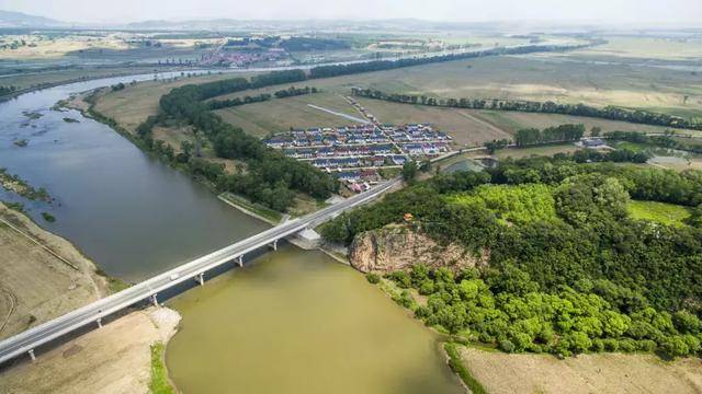 辉发河流向为东北向,流经清原,东丰,柳河,梅河口,辉南,磐石,桦甸等