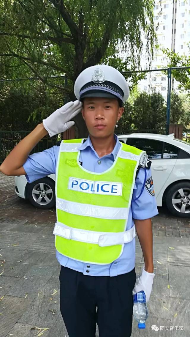 交警小帥哥,非常嚴肅地整了整軍帽.給我們敬禮