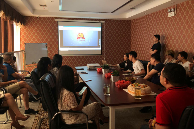 (图片描述:爱之心线上运营团队工作人员讲解官网内容)
