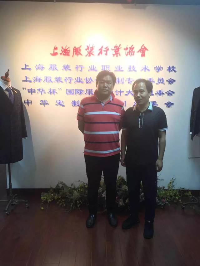 (左起:上海服装行业协会秘书长孙金海先生,上海歌华展览董事长韩友恒