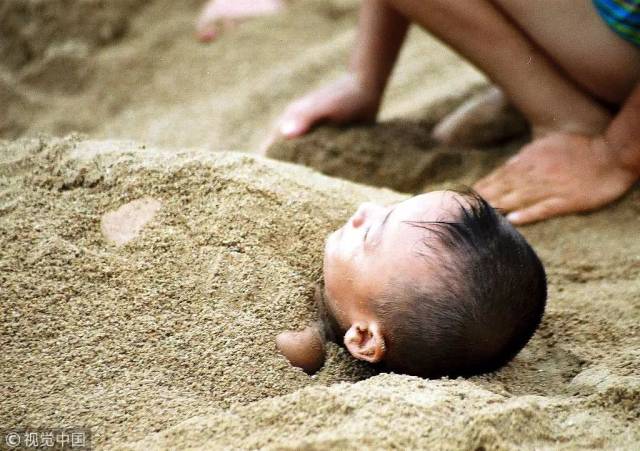 殊不知,把身体埋沙子里很!危!险!
