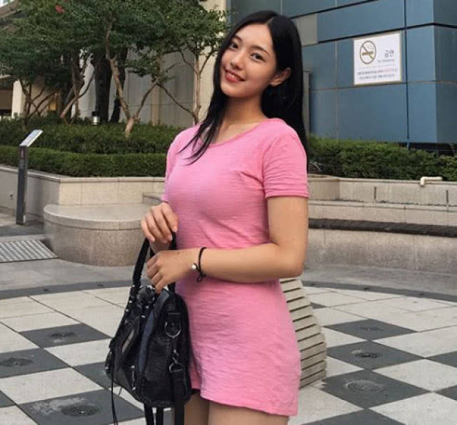 瑜伽女神晒比基尼照,意外暴露身材缺陷,网友:没少练深蹲吧!