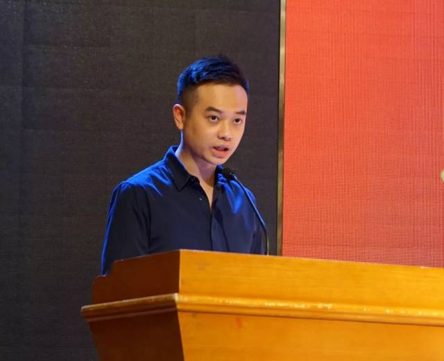 中山隆都同乡会总监卢伟硕,会长卢世豪等带领下前往南朗镇采摘龙眼