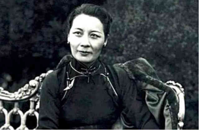 抗日战争时期,宋美龄慰问国军将士.