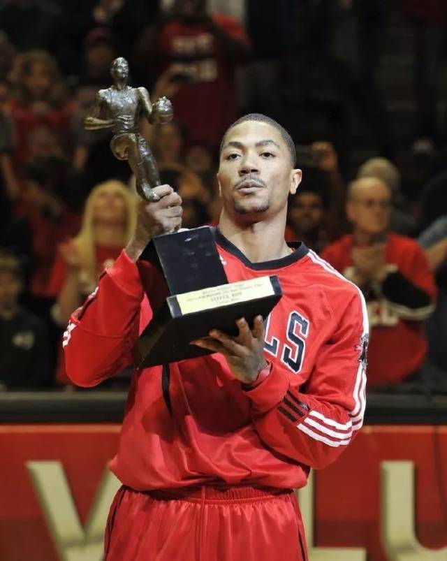 mvp不打球去送快递?罗斯中国行变身快递小哥!