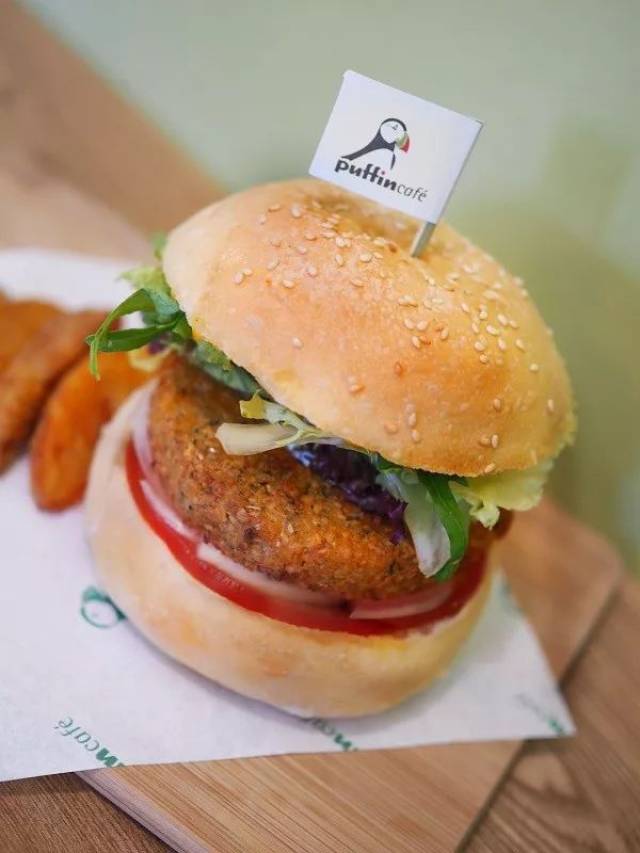 汉堡扒以鹰嘴豆,综合素菜及香草压制而成,即叫即炸.