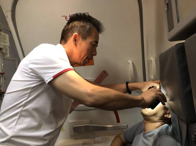 覃迅云教授把手机闪光灯作为瑶医目诊镜为急症腹痛乘客实施瑶医目诊