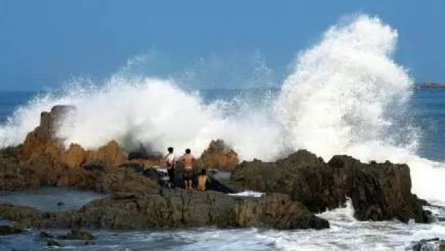 海中有暗流,沙滩入海的部分比较陡峭