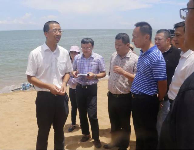 美兰区联合多部门现场办公加强白沙门海滩整治!