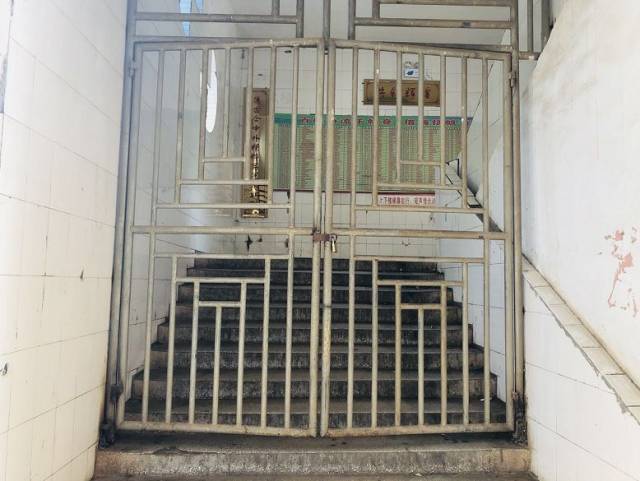 是否还记得这扇铁门,当年没有写完作业全部被关在教学楼,老师一个一个