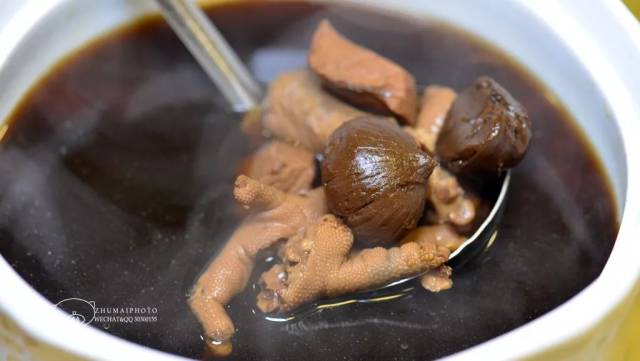 广东人食饭肯定少不了靓的老火汤,黑蒜炖鸡脚够晒养生滋补,黑蒜抗