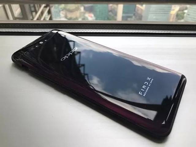 抬起升降中框,除了前置和后置摄像头外,还有不久前oppo发布的光结构