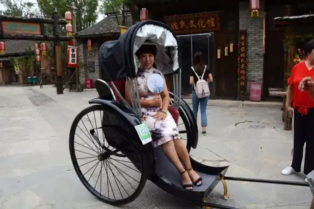 活久见,这里的街头惊现人力黄包车!