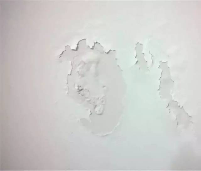 装修没半年墙面起皮掉灰,还裂了!