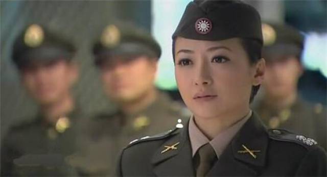 她在2个男人之间游刃有余,在大陆潜伏30年,最后为一农民生孩子