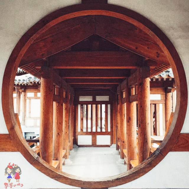 从圆型拱门望过去,层层叠叠的回廊一眼看不到头.