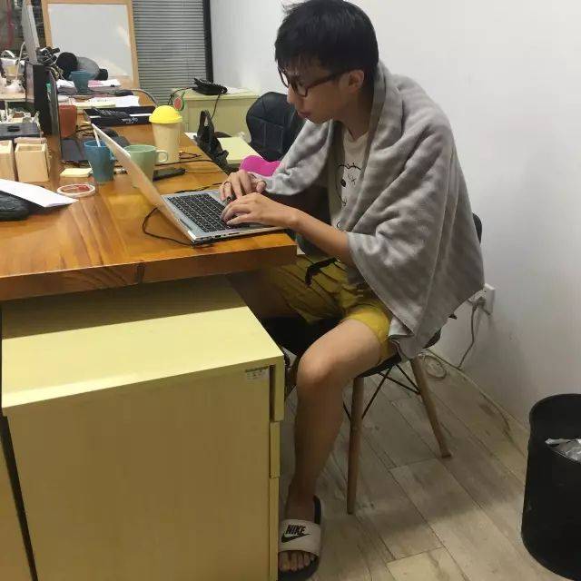 办公室闷骚男大改造!一秒变身潮流男神"权志龙"!
