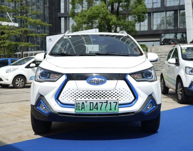 在很多汽车限购城市,微型的电动车其实随处可见,作为市区内的代步工具