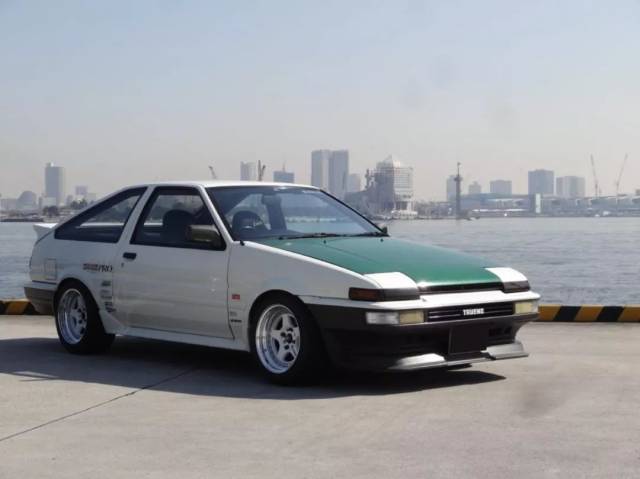 為什麼土屋圭市要花 31 萬改裝那臺豐田 ae86?