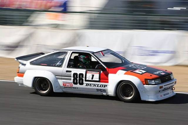 土屋驾驶他的 ae86 赛车曾赢得 1987 年 fuji freshman series 系列赛