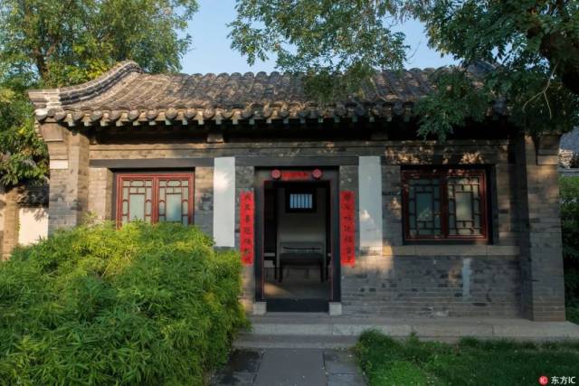 高大的戚继光塑像,再现了戚帅身着戎装,挺胸昂首,按剑俯瞰水城的雄姿