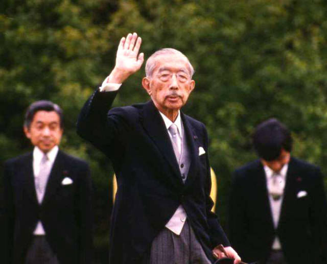 不过,作为二战时期日本最高统治者的裕仁天皇,却因某种原因被免于起诉