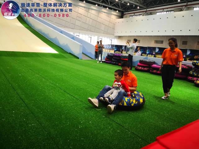 恐龙馆内的极速旱雪场,当日游客达上万人!为