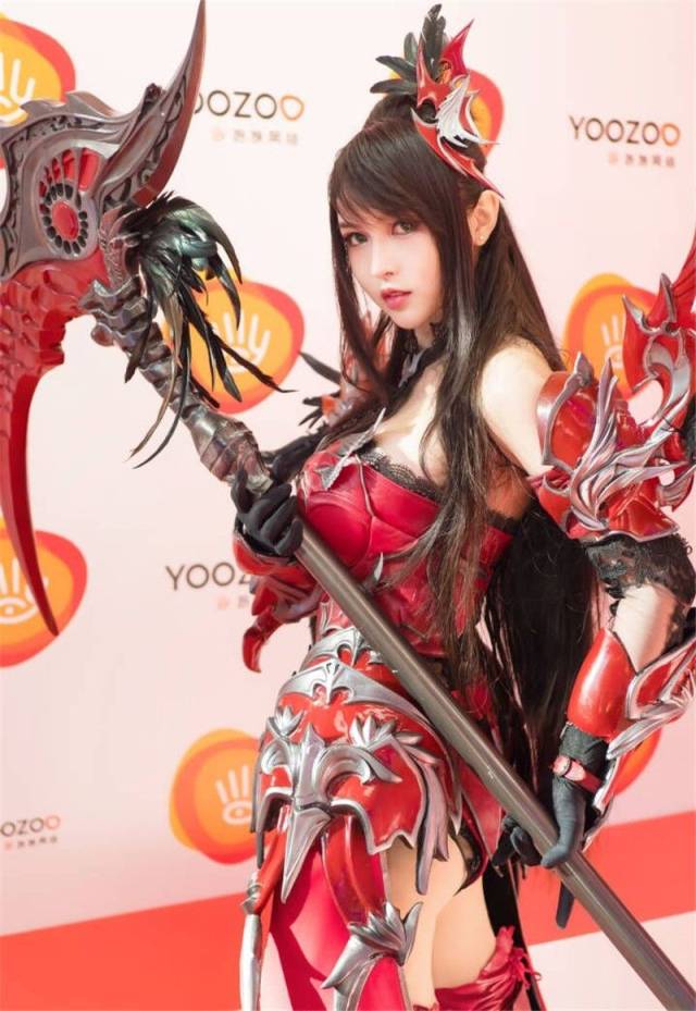 相比于网龙的cos,游族展台雪菲酱cos的全新猎魔者,在众多cos里让人