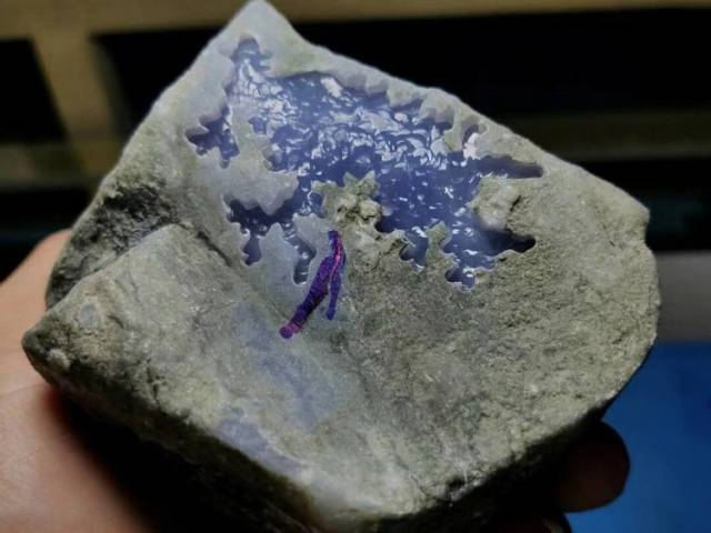 德龙夜市紫罗兰翡翠原石,大哥3万拿下,做出成品你觉得值吗?