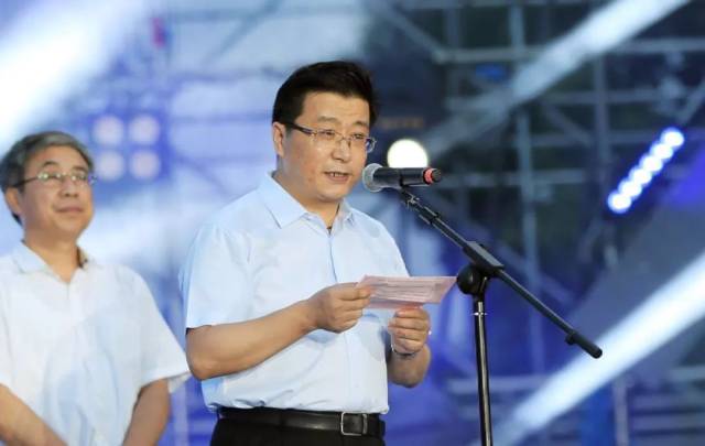 姜道荣主持开幕仪式.