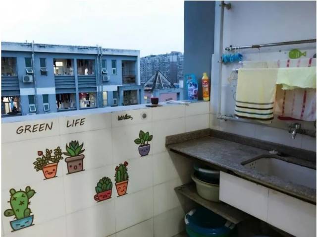 阳台内还设有面积为1.6m*0.5m=0.