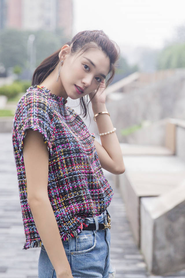 王嘉宁夏日写真清爽干练元气满满_手机搜狐网