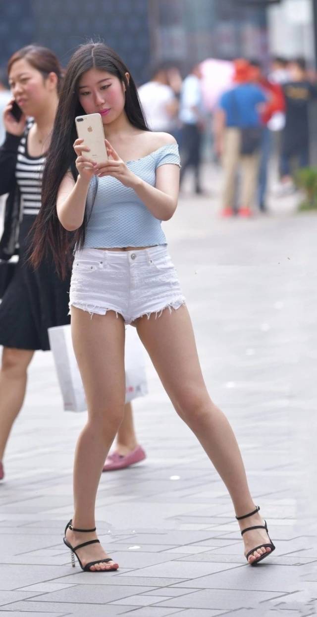 街拍美女，轻熟女人的时尚穿搭参考，让你一直美下去！_手机搜狐网