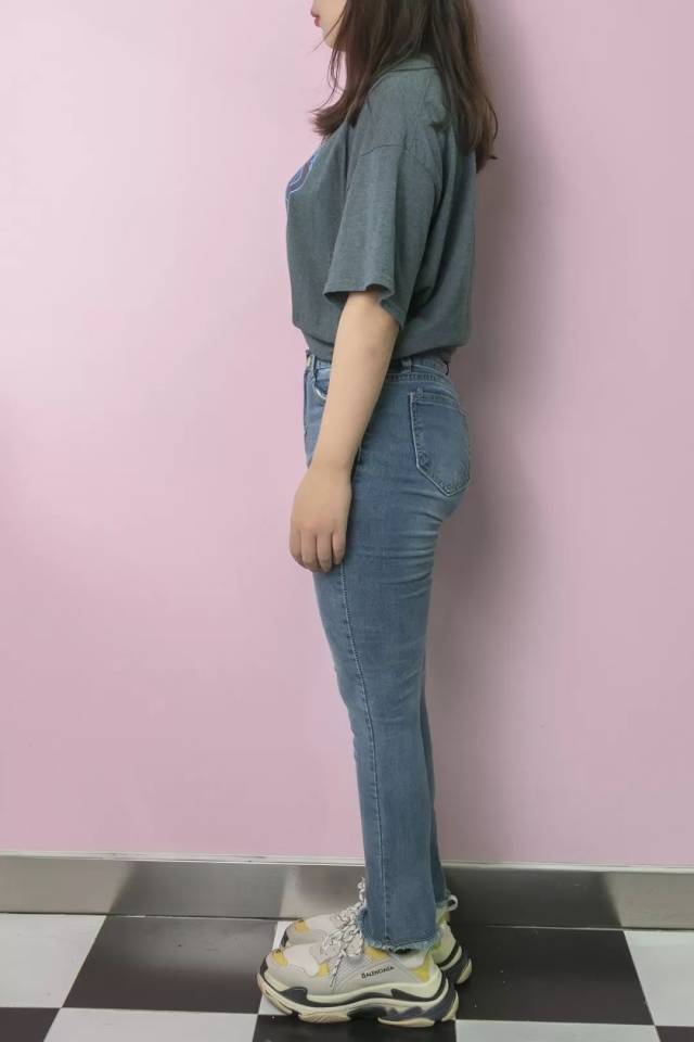 侧面看也是性感的小翘臀.