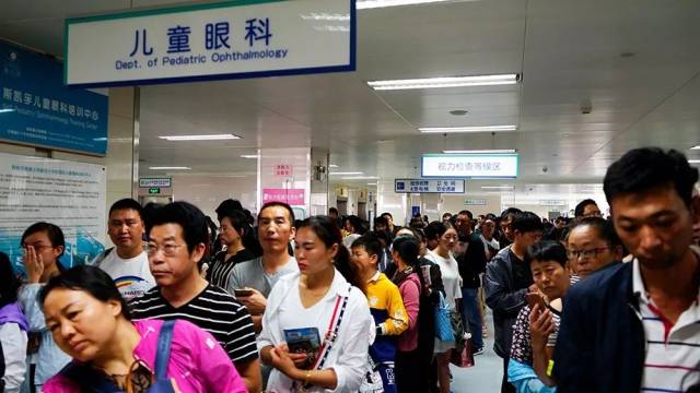 儿童眼科暑假排长队!医生说甜食吃多了也会近视!