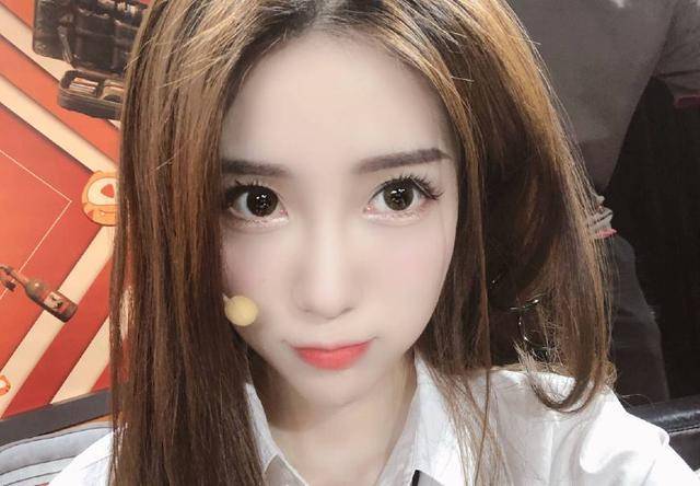 解说小熊想必大家都已经非常熟悉了,她是在解说天命杯的时候火起来的