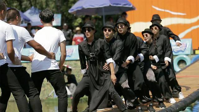 选手"太空步"实力踢馆"恐龙" 《摇啊笑啊桥》一座桥,两种"味道"