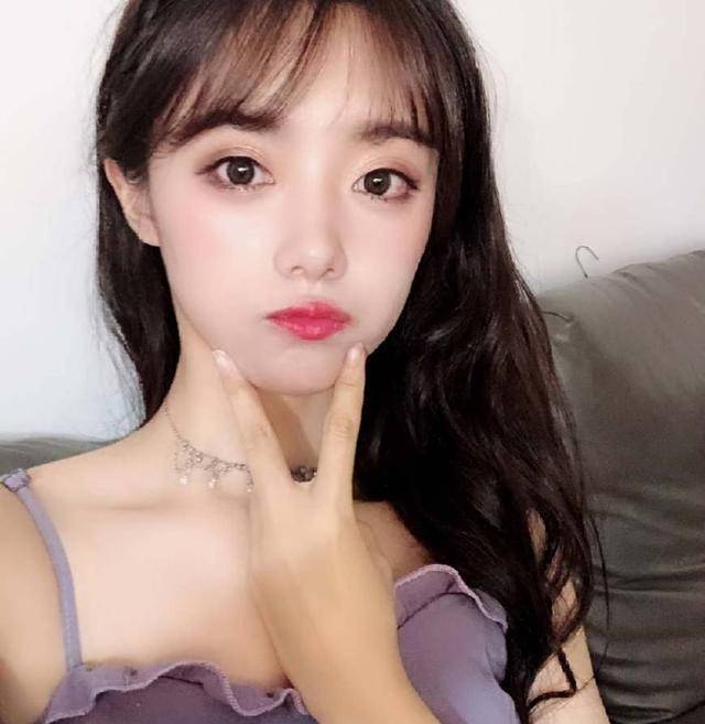 lol小钰被粉丝偷拍素颜照曝光身旁的青蛙引起网友嫉妒