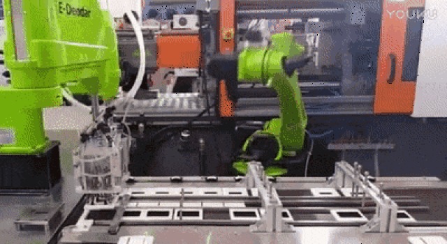 注塑机自动化 机器人包办完成取件剪水口修边工序