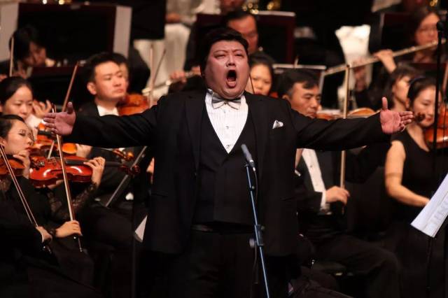 男高音歌唱家李爽演唱歌剧《图兰朵》选段"今夜无人入睡"