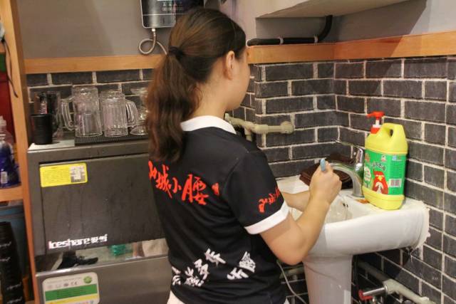 弟弟遭遇套路校园贷 姐姐放弃读研考博献身火锅店打工还债