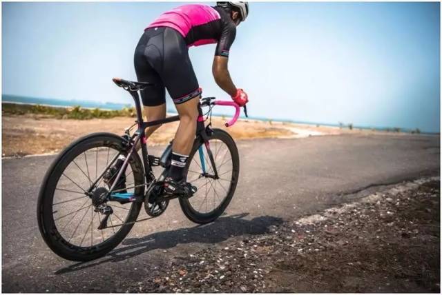 车店找专业人员进行调整单车的设定或者在网上做个简单的bike fitting