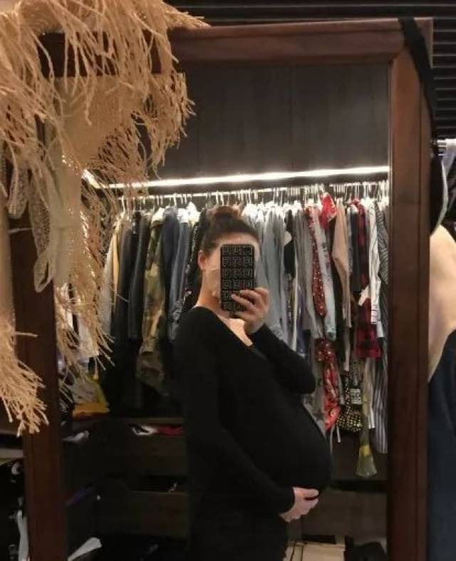 欧弟老婆晒孕肚,肚子很大四肢也真细