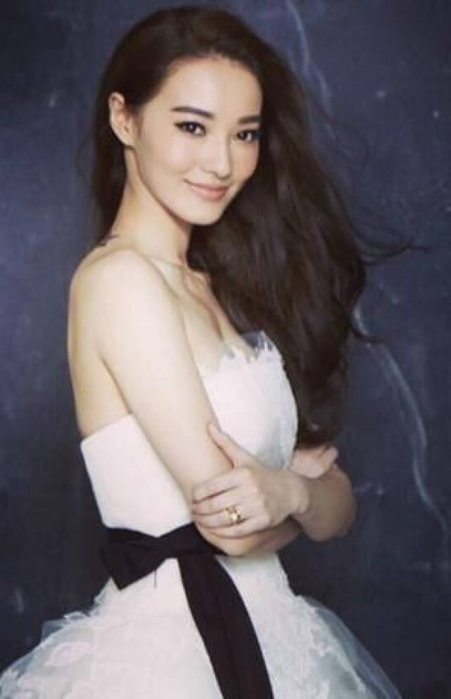 欧弟老婆晒孕肚,肚子很大四肢也真细