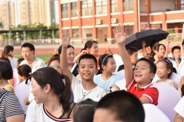 小朋友们踊跃地举手参与问答