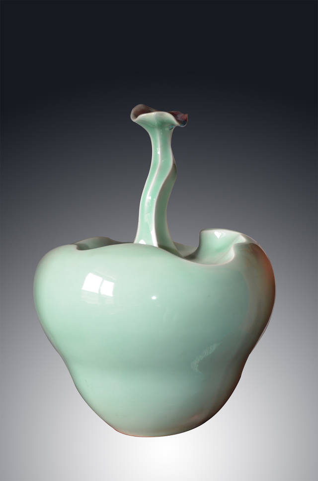 青的诱惑 美的灵动 ——从作品《清风荷影》探究青瓷的美学表现