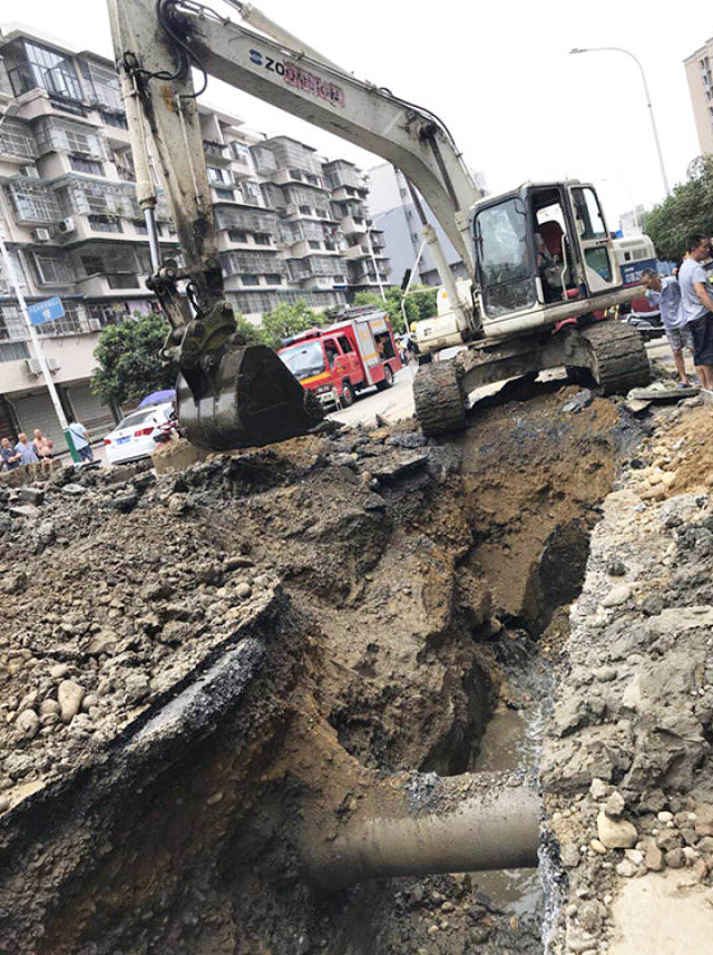 镇九江路顺心苑小区前,一处市政污水管网抢险工程施工现场发生事故,3