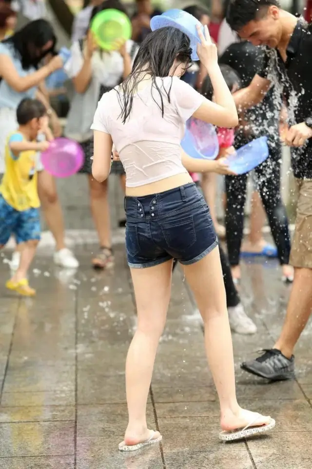 泼水节湿透的美腿少女_手机搜狐网
